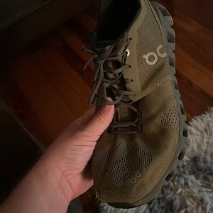 Men’s On Clouds Size 9.5 Like New